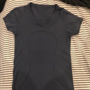Lulu swiftly tech t shirt in blue/gray! Size 4